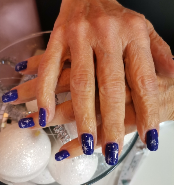 Blaue Nägel mit Sternen-Design